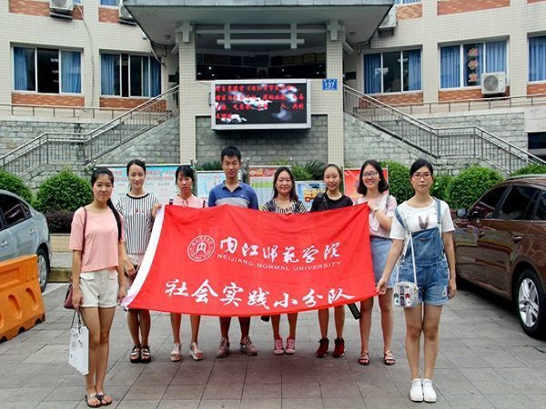 图书馆合影.jpg